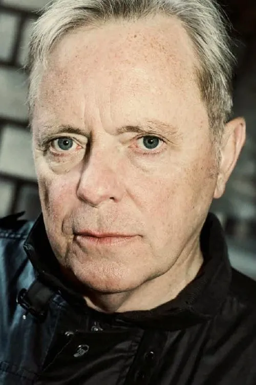 Bernard Sumner interpretando a Himself