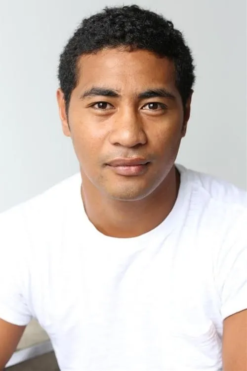 Beulah Koale interpretando a Anton Williams