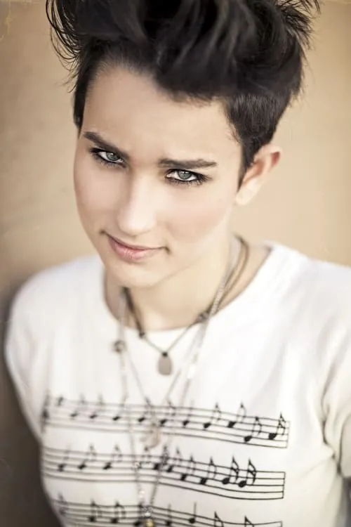 Bex Taylor-Klaus interpretando a Morgan