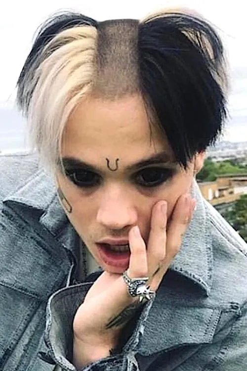 Bexey interpretando a Himself