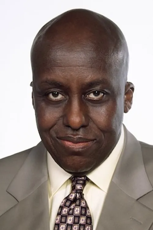 Bill Duke interpretando a Detective Scott