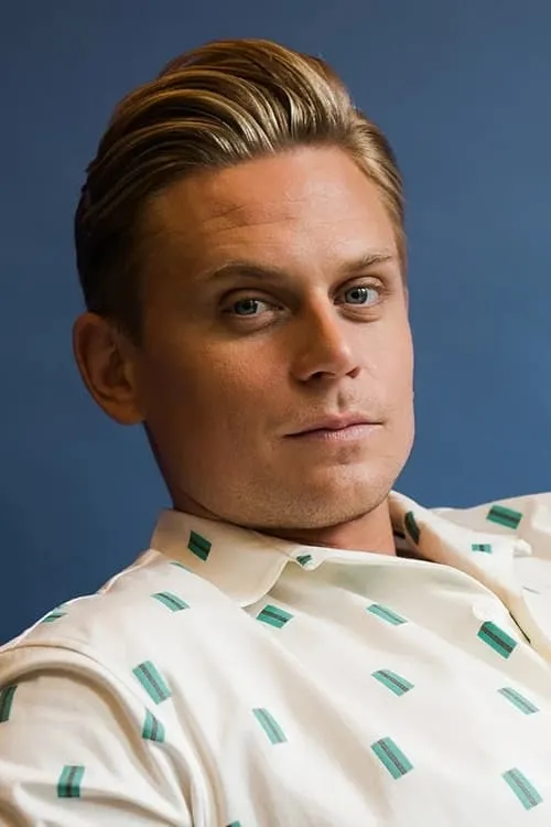 Billy Magnussen interpretando a Claude Kenton