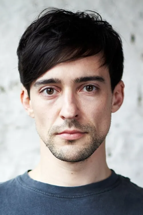 Blake Ritson interpretando a Toby