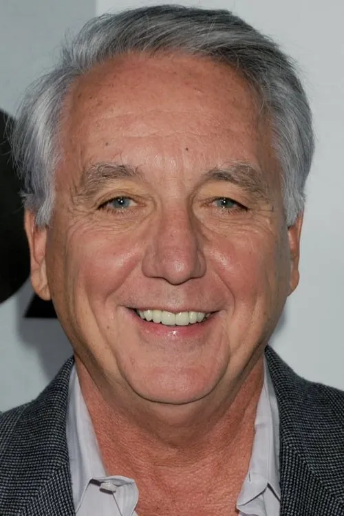 Bob Gunton interpretando a Hugh Moreland