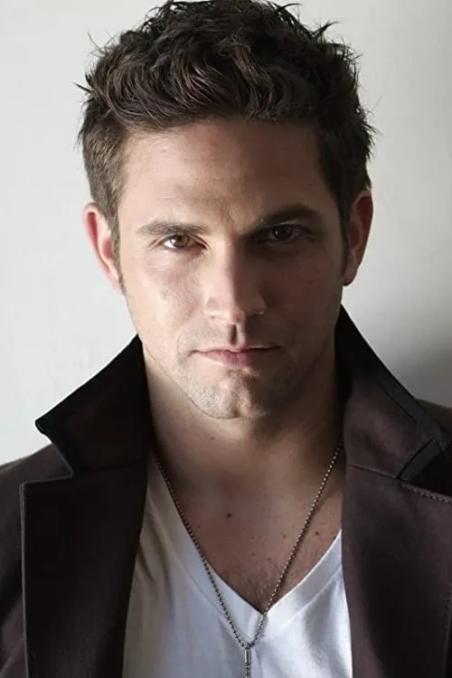 Brandon Barash interpretando a Ray