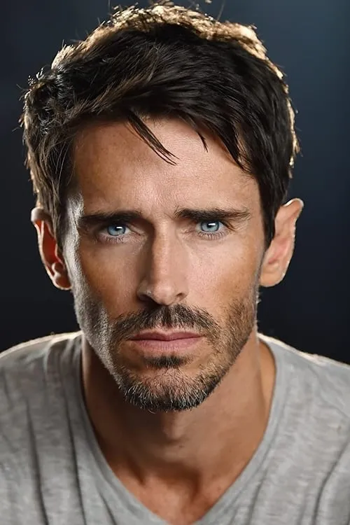 Brandon Beemer interpretando a Dr. Luke Parker