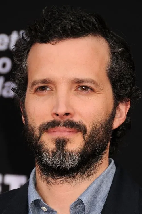 Bret McKenzie interpretando a Nige