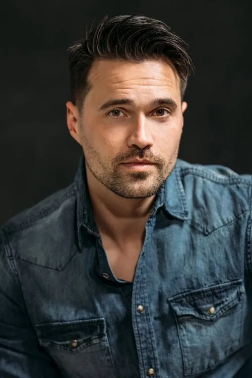 Brett Dalton interpretando a Robert Todd Lincoln