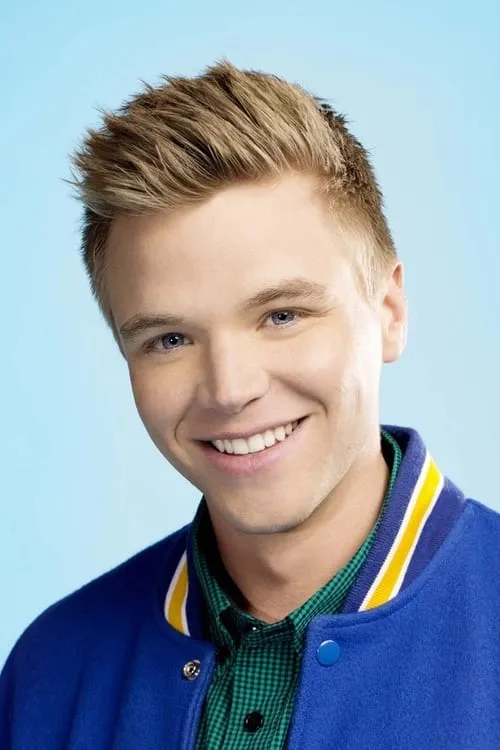 Brett Davern interpretando a Danny