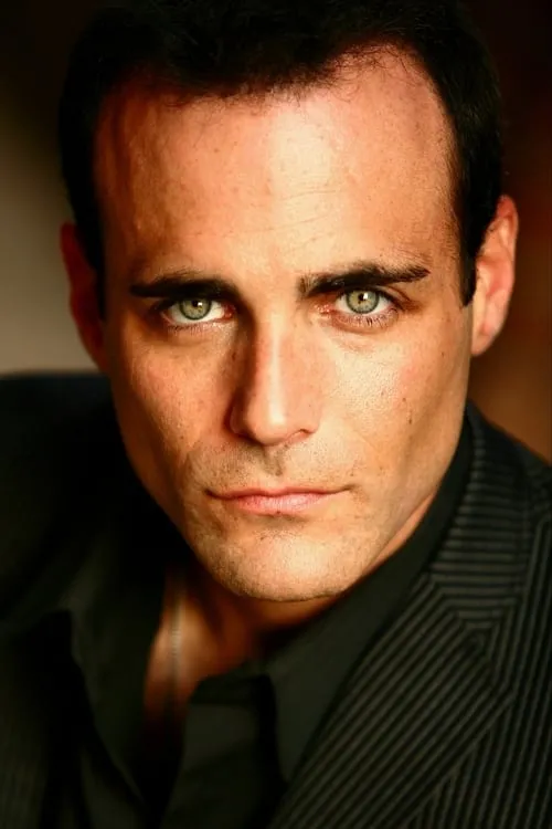 Brian Bloom interpretando a Tony Restrelli