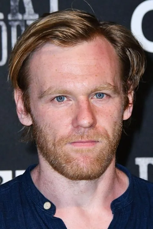 Brian Gleeson interpretando a Joe