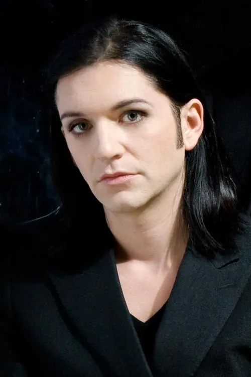 Brian Molko interpretando a Brian Molko