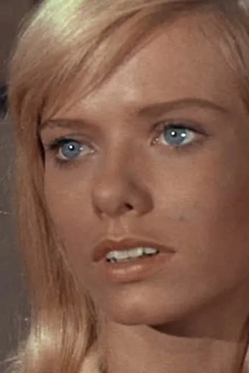 Brooke Bundy interpretando a Mona