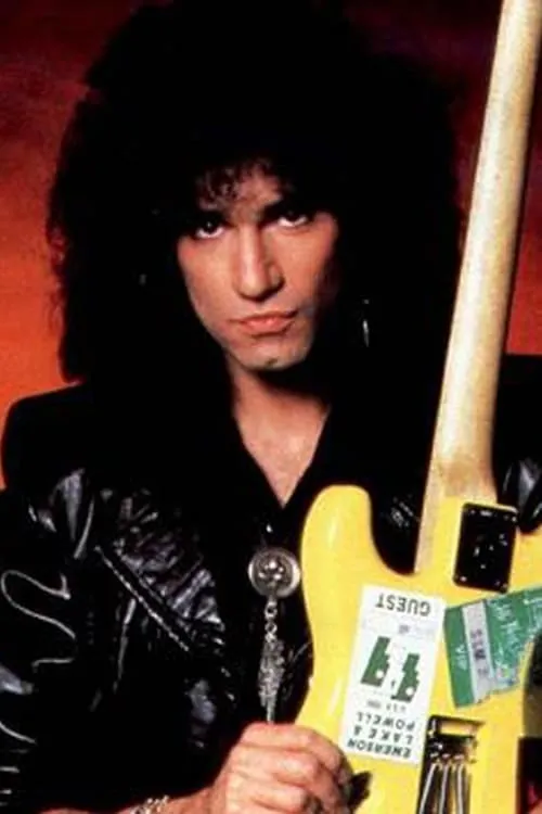 Bruce Kulick interpretando a Guitar, Vocals