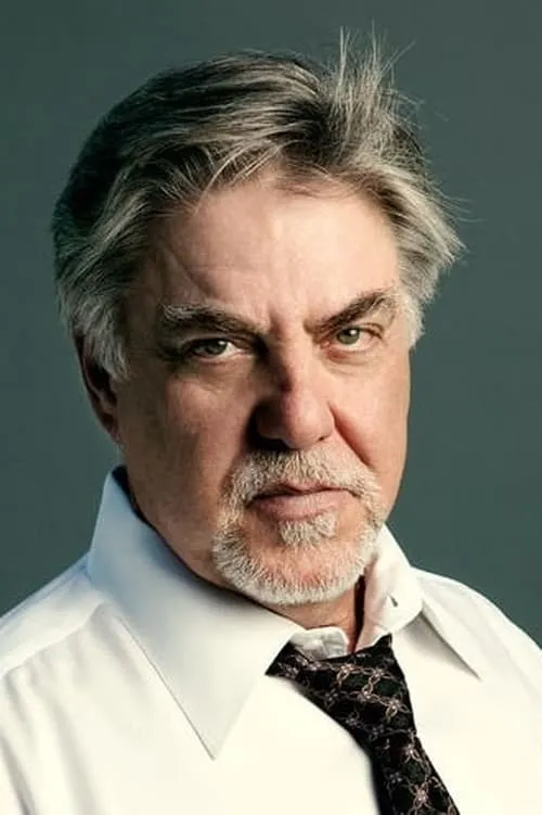 Bruce McGill interpretando a Detective Miller