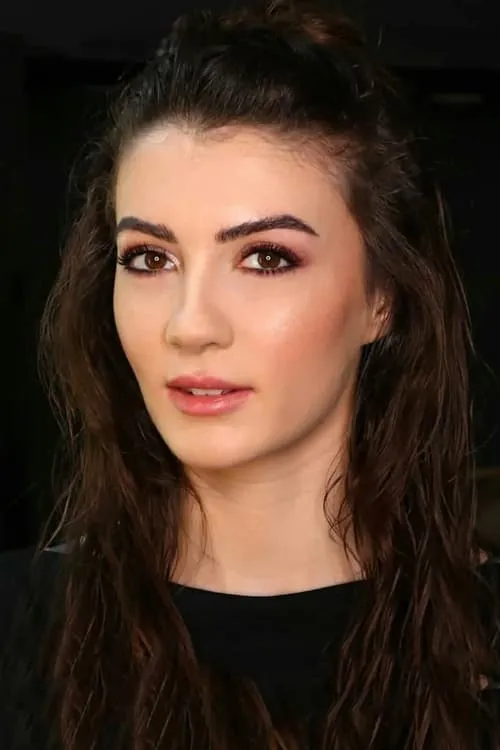 Burcu Özberk interpretando a Ayse