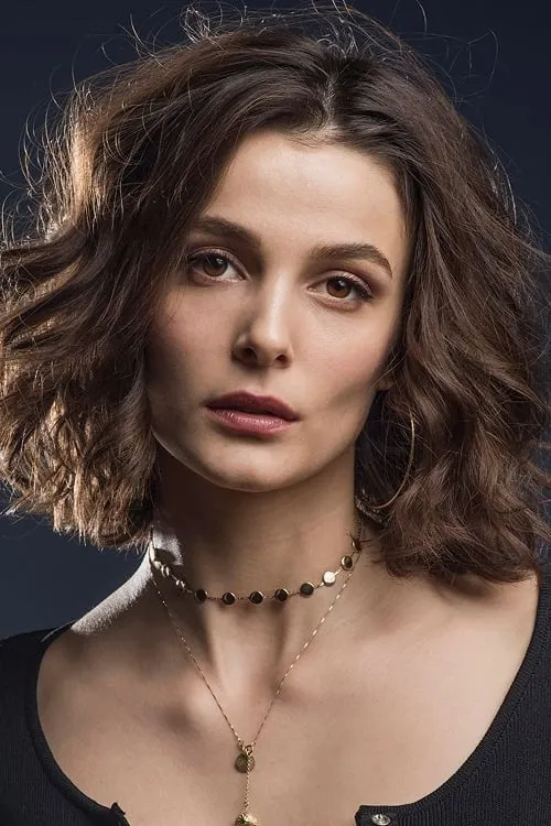 Büşra Develi en el reparto