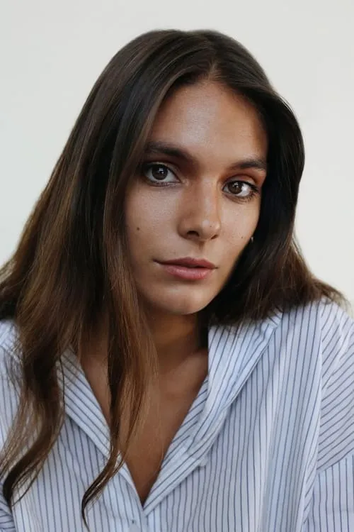 Caitlin Stasey interpretando a Laura