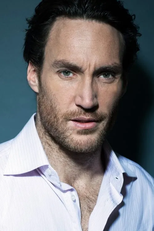 Callan Mulvey interpretando a John Reeves