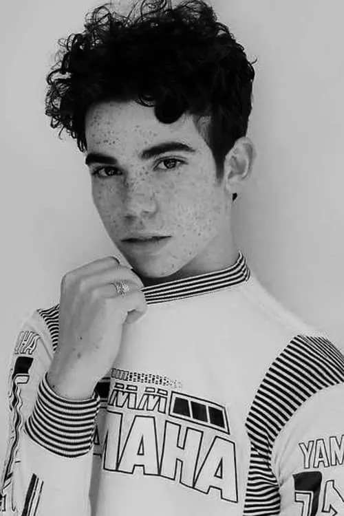 Cameron Boyce interpretando a Carlos