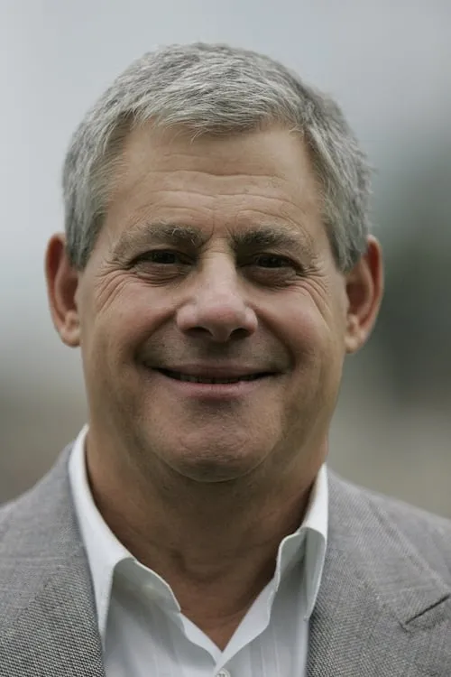 Cameron Mackintosh interpretando a Self