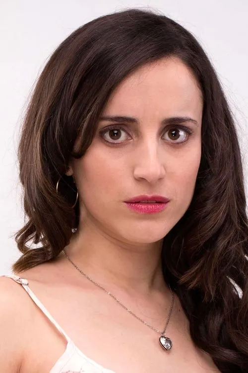 Camila Hirane interpretando a Elisa