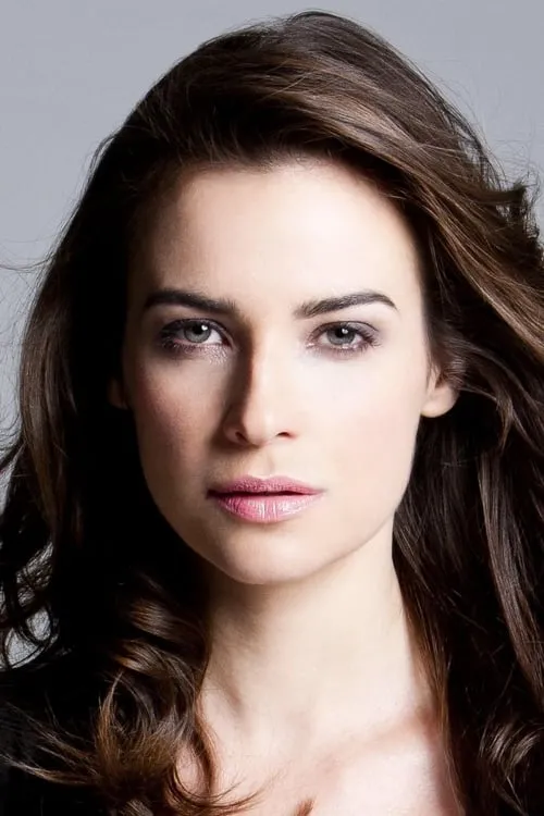 Camilla Arfwedson interpretando a Sheriff Angela