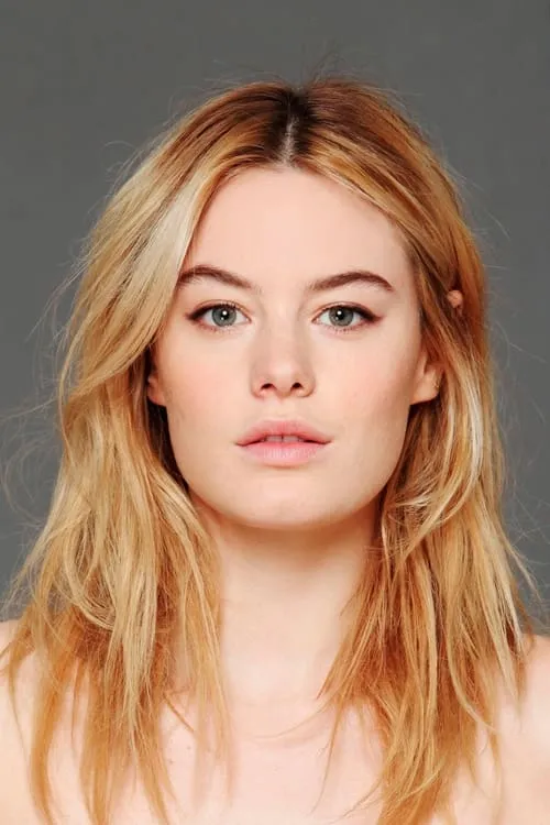 Camille Rowe interpretando a Monica Pynchon