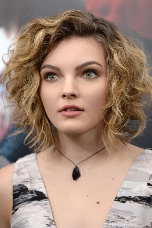 Camren Bicondova interpretando a Iris