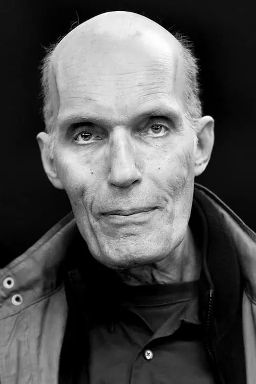 Carel Struycken interpretando a Roy