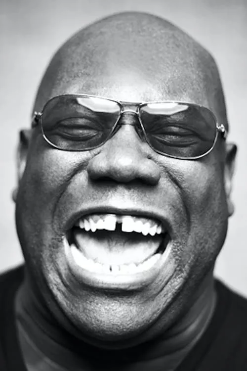 Carl Cox interpretando a Himself