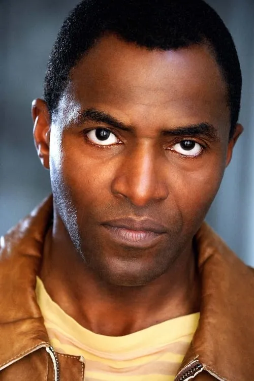 Carl Lumbly interpretando a Mambulu