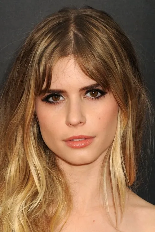 Carlson Young interpretando a Angela Yearwood