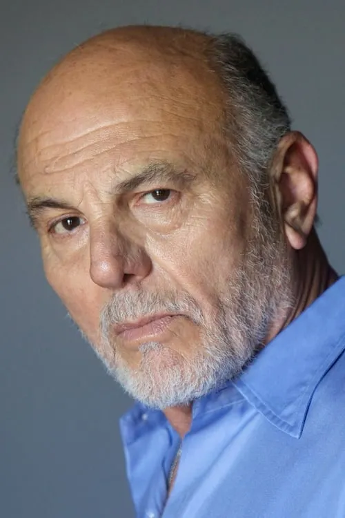 Carmen Argenziano interpretando a Hopkins