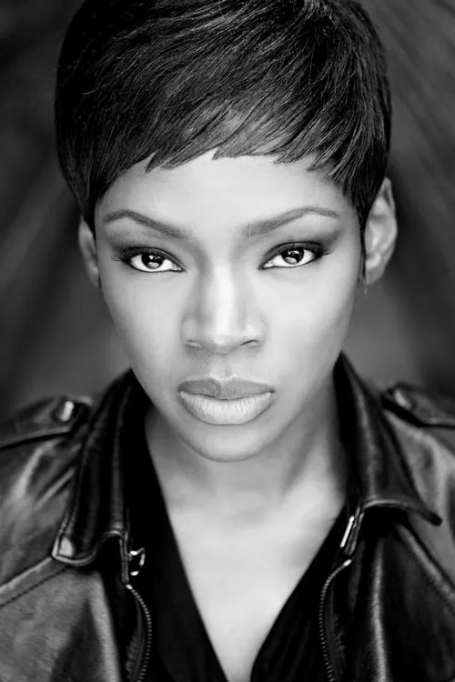 Caroline Chikezie interpretando a Nathalie de Barge