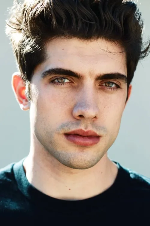 Carter Jenkins interpretando a Tom Pearson