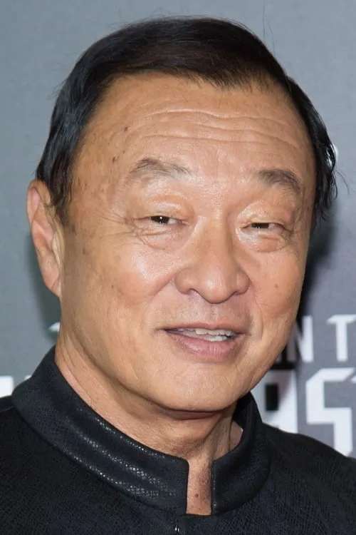 Cary-Hiroyuki Tagawa interpretando a Johnny Tsunami