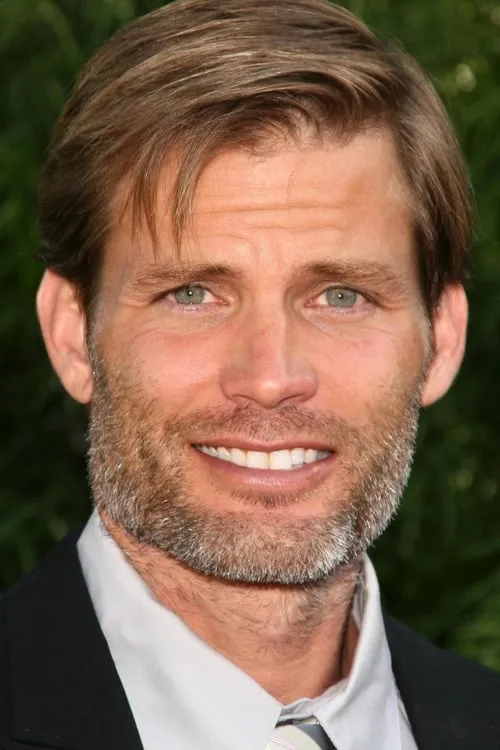 Casper Van Dien interpretando a Officer Philip Hallows