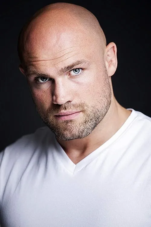 Cathal Pendred interpretando a Enforcer