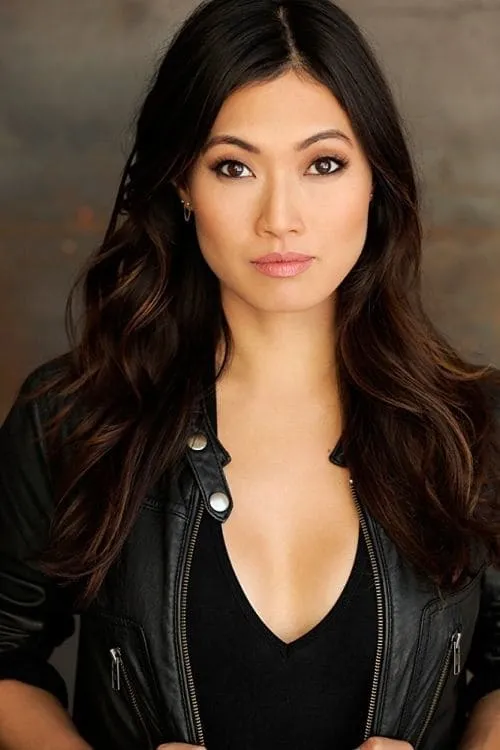 Catherine Haena Kim interpretando a Margaret Dell