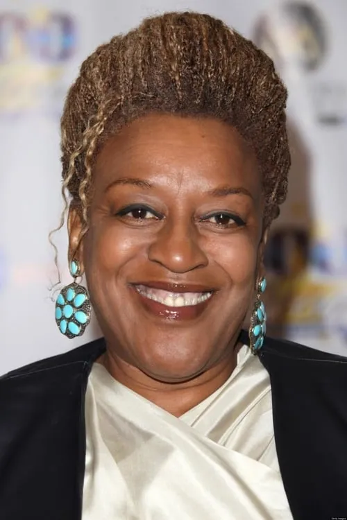 CCH Pounder interpretando a Mrs. Lewis