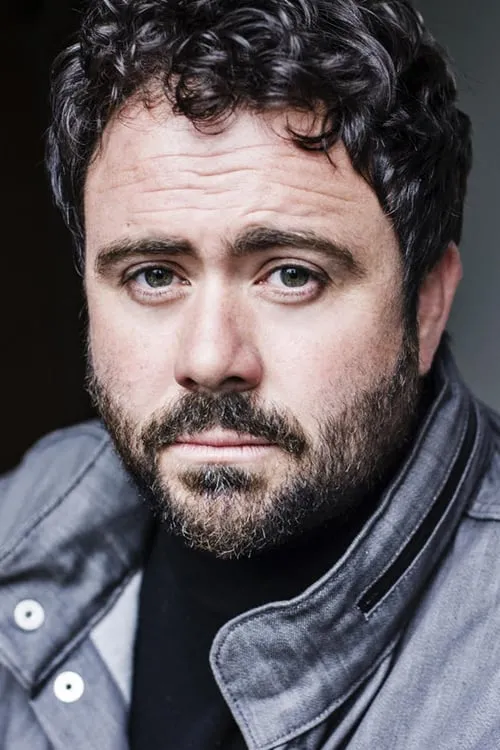 Celyn Jones interpretando a Detective Symonds