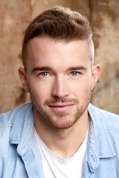 Chandler Massey interpretando a Ben Tucker