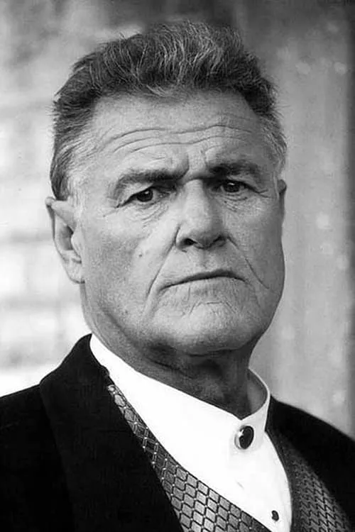 Charles Napier interpretando a Father