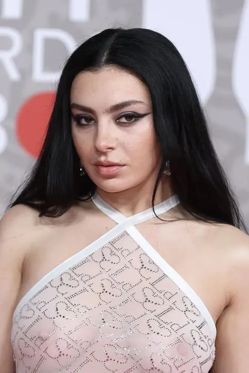 Charli XCX interpretando a Self