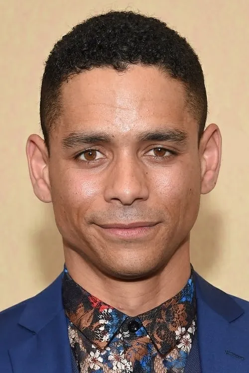 Charlie Barnett interpretando a Ken Lee