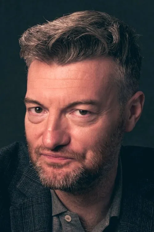 Charlie Brooker interpretando a Presenter