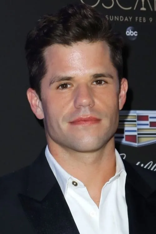 Charlie Carver interpretando a Frank Stanton