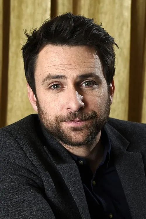 Charlie Day interpretando a Mike Veeck