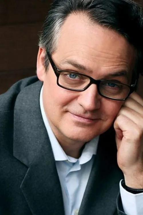 Charlie Higson interpretando a Narrator